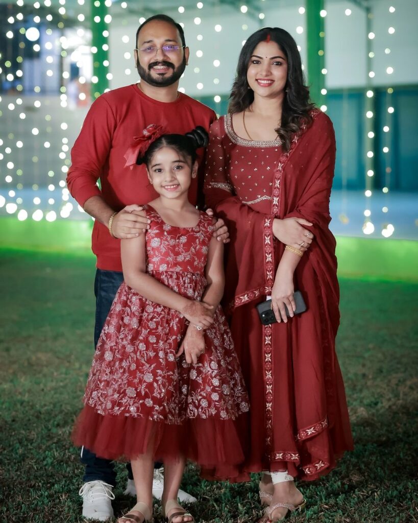 Actress Muktha's beautiful family photos