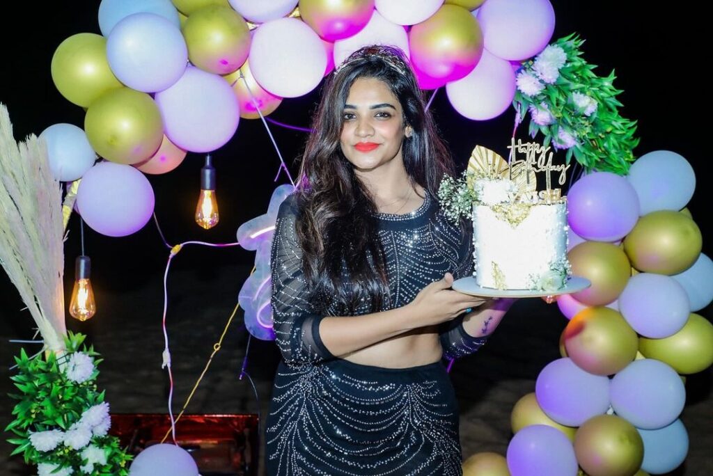 ethirneechal serial actress Vaishnavi celebrates her birthday